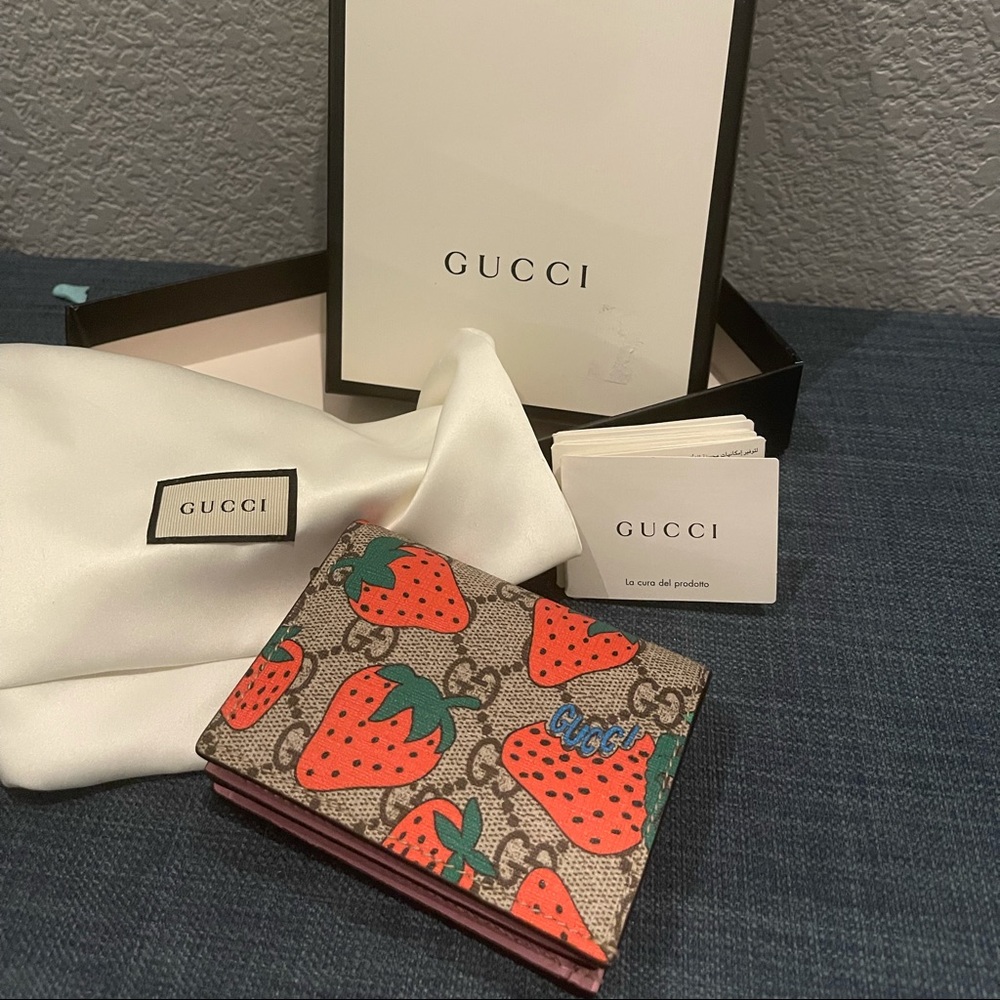 GUCCI GG Supreme Strawberry Card Holder Wallet